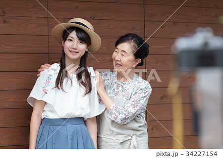 祖母　孫　帰省　記念撮影 34227154
