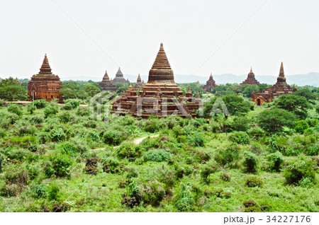 平原に林立するパゴダ群（バガン／ミャンマー） 34227176