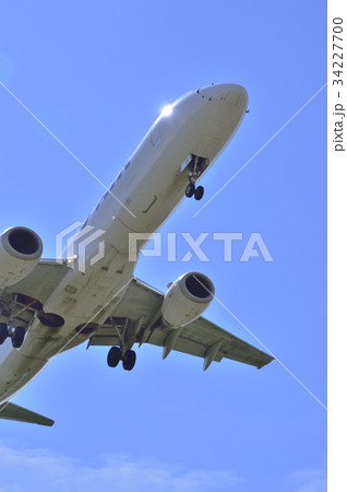 大空に飛ぶジェット機 34227700