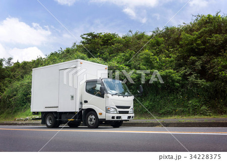 輸送トラック 箱車の写真素材