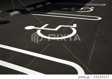 車椅子マークの障がい者駐車場 車椅子マークの障がい者駐車場 34229137