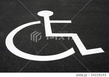 車椅子マークの障がい者駐車場 車椅子マークの障がい者駐車場 34229143