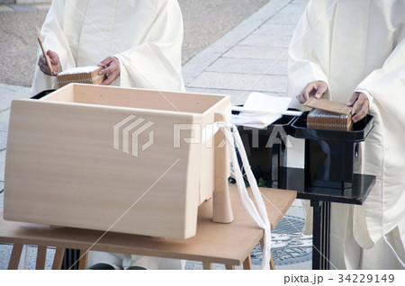 播磨国総社の輪抜け祭の神事を行う神主 34229149