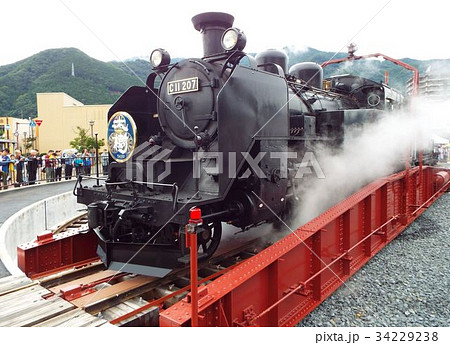 蒸気機関車が転車台で方向転換します 34229238