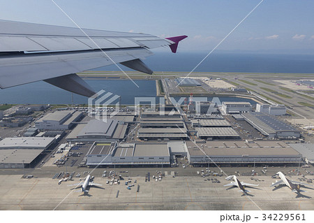 離陸する機内からの関西国際空港 34229561