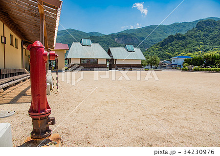 小豆島　道の駅　大坂城残石資料館　中庭の赤いポンプ 34230976