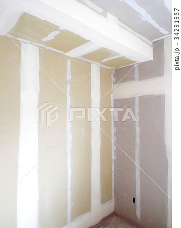 クロス張りの前に入念に下地処理をします クロス張りの前に入念に下地処理をします 34231357