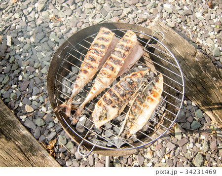 サバの塩焼きのバーベキュー　焦げ目がついてこんがり焼けた 34231469