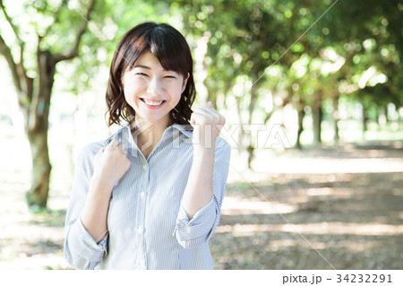 ビジネスウーマン　ポートレート　女性　新緑 34232291