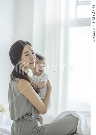 幼児 赤ちゃん ママ 34232745