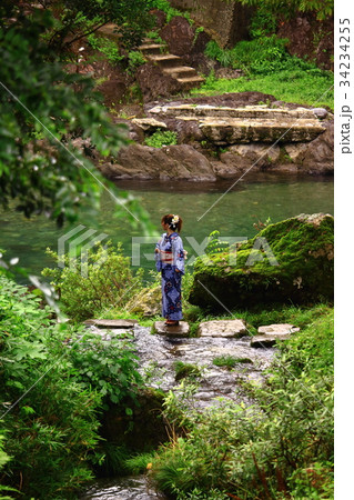 吉田川のほとりの浴衣美女 34234255