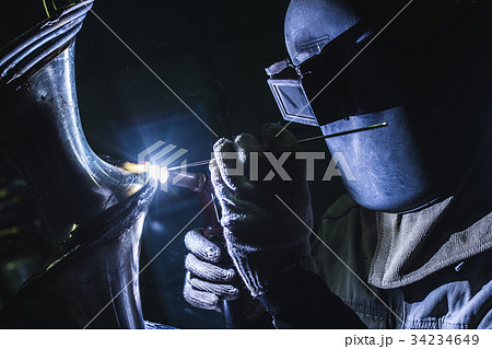 アルゴン溶接をする職人 アルゴン溶接をする職人 34234649