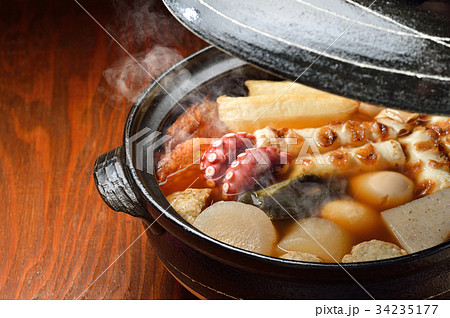 注意)湯気はレタッチ合成です。「土鍋で冬の定番料理おでん」イメージ。大根、玉子、さつま揚げ、牛すじ。 注意)湯気はレタッチ合成です。「土鍋で冬の定番料理おでん」イメージ。大根、玉子、さつま揚げ、牛すじ。 34235177