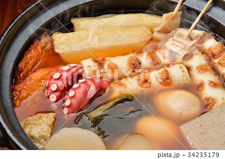 注意)湯気はレタッチ合成です。「土鍋で冬の定番料理おでん」イメージ。大根、玉子、さつま揚げ、牛すじ。 注意)湯気はレタッチ合成です。「土鍋で冬の定番料理おでん」イメージ。大根、玉子、さつま揚げ、牛すじ。 34235179