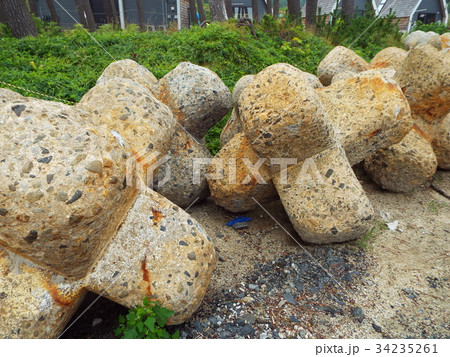 波浪に耐えた護岸ブロックが役目を終えました 34235261