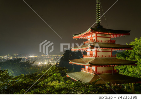 【山梨県】ライトアップされた、新倉山浅間神社、忠霊塔 34235399