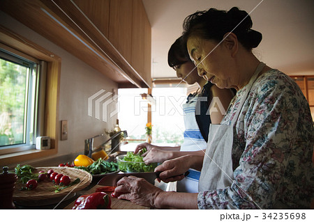 祖母　孫　料理 34235698