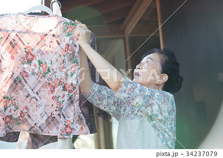 シニア　家事　洗濯 34237079