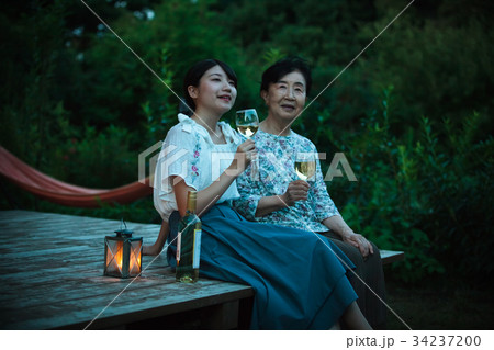 祖母 孫娘 ワイン 乾杯 祖母 孫娘 ワイン 乾杯 34237200