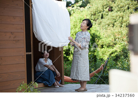 祖母　孫　洗濯　家事 34237560