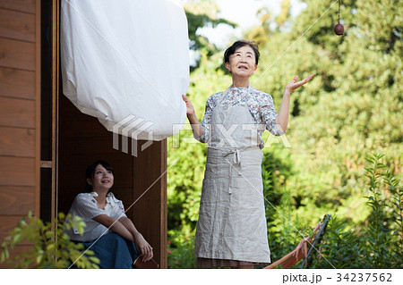 祖母 孫 洗濯 家事 祖母 孫 洗濯 家事 34237562