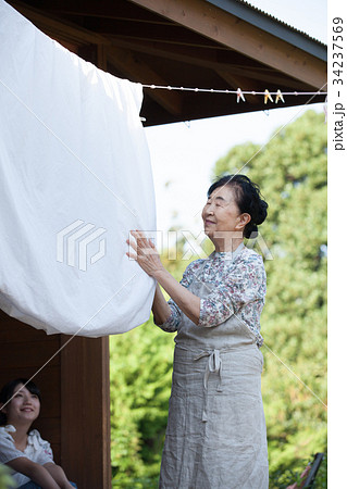 祖母　孫　洗濯　家事 34237569