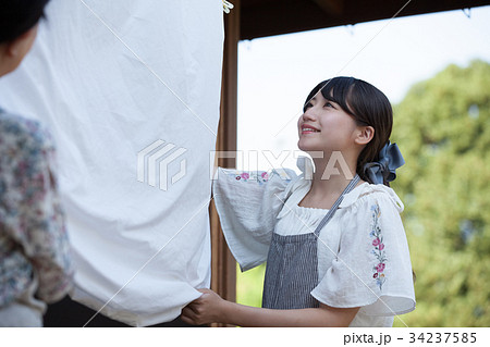 祖母 孫 洗濯 家事 祖母 孫 洗濯 家事 34237585