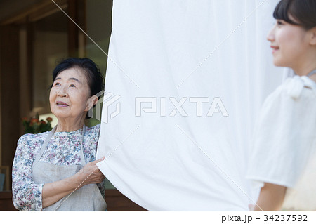 祖母　孫　洗濯　家事 34237592