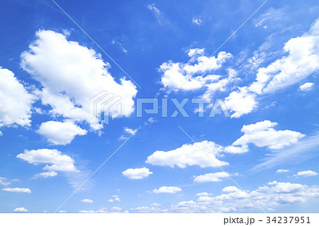 青空 空 雲 秋の空 背景 背景素材 9月 コピースペースの写真素材