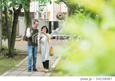 スマホを操作するシニア（新緑） 34239087