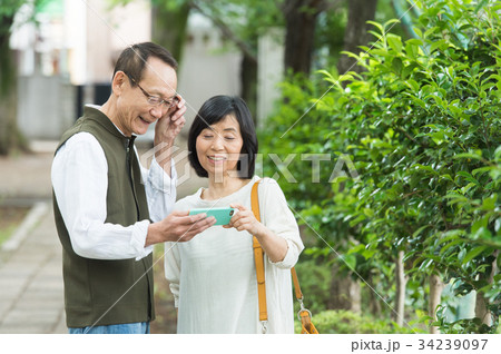 スマホを操作するシニア(新緑) スマホを操作するシニア(新緑) 34239097