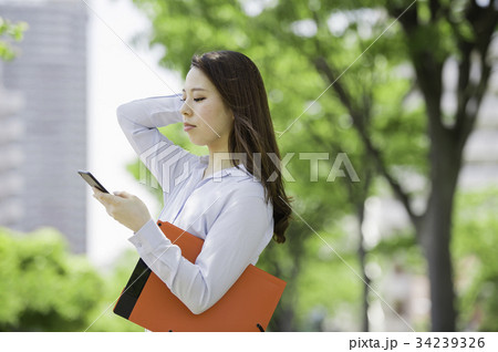 スマホと女性 スマホと女性 34239326