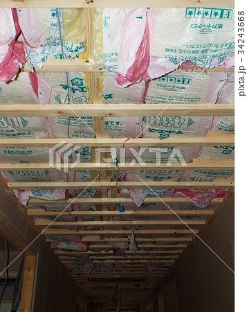 新築住宅の天井にも断熱材を敷き詰めます 新築住宅の天井にも断熱材を敷き詰めます 34243668