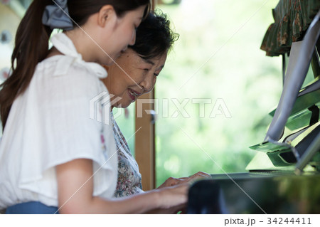 祖母　孫　趣味　音楽 34244411