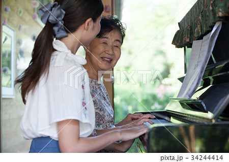 祖母　孫　趣味　音楽 34244414