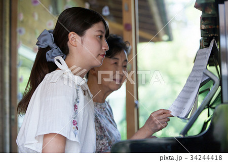 祖母　孫　趣味　音楽 34244418