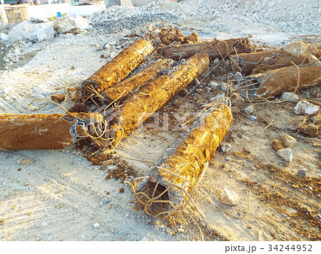 ビル解体の最終段階は基礎杭を抜き取る作業 34244952