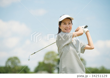 ゴルフ ミドル 夫婦 スポーツ ゴルフ場 イメージ 34251129
