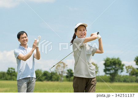 ゴルフ ミドル 夫婦 スポーツ ゴルフ場 イメージ ゴルフ ミドル 夫婦 スポーツ ゴルフ場 イメージ 34251137