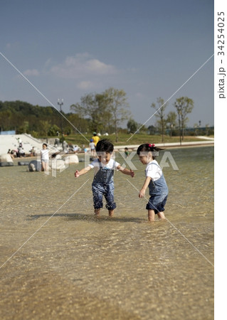水遊び 子供 少女 34254025