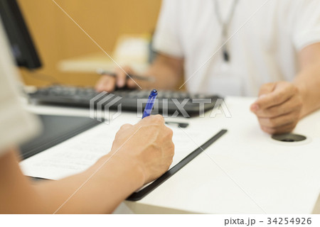 スポーツジム　受付　入会　ミドル男性・女性　手元 34254926