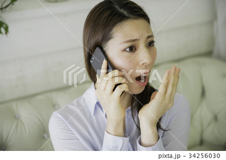 電話と女性 34256030