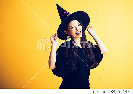 ハロウィン　魔女の仮装　若い女性 34256148
