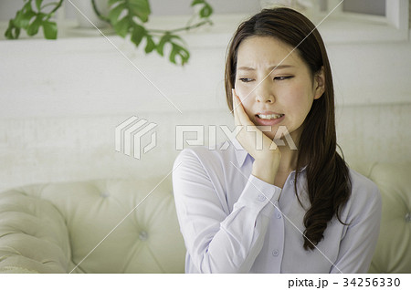 歯が痛む 女性 歯が痛む 女性 34256330