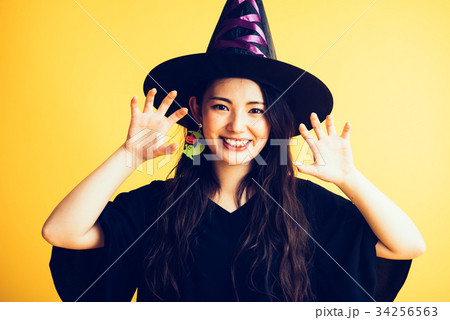 ハロウィン 魔女の仮装をする女の子 ハロウィン 魔女の仮装をする女の子 34256563