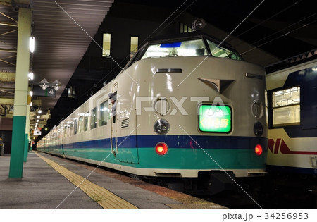 新潟駅に停車中の快速くびき野（485系） 34256953