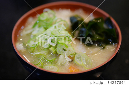 あら汁 汁物 味噌汁 みそ汁 味噌 ワカメ 葱 汁 和 野菜 魚 魚介の写真素材