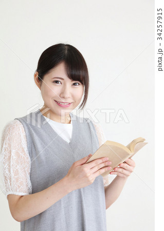 読書をする女性 34257915