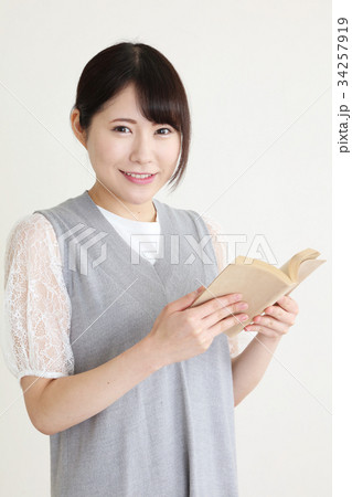 読書をする女性 34257919