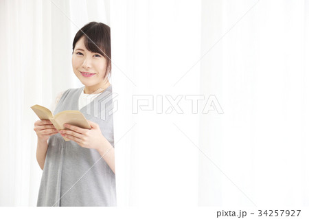 読書をする女性 34257927